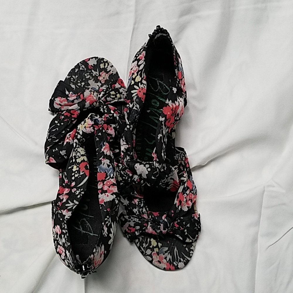 Black floral print wedges